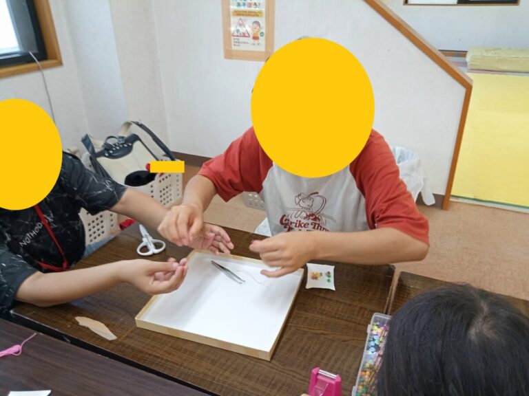 ビーズでブレスレット作り